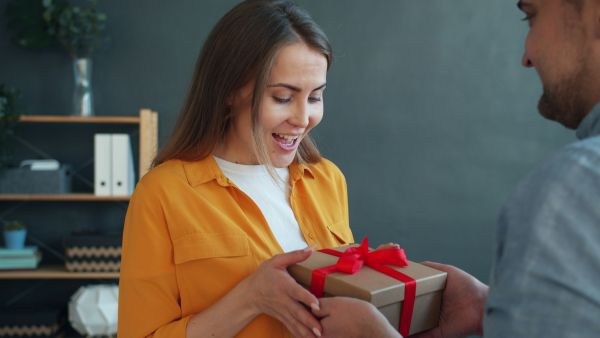 10 idées de cadeaux sincères pour les couples heureux